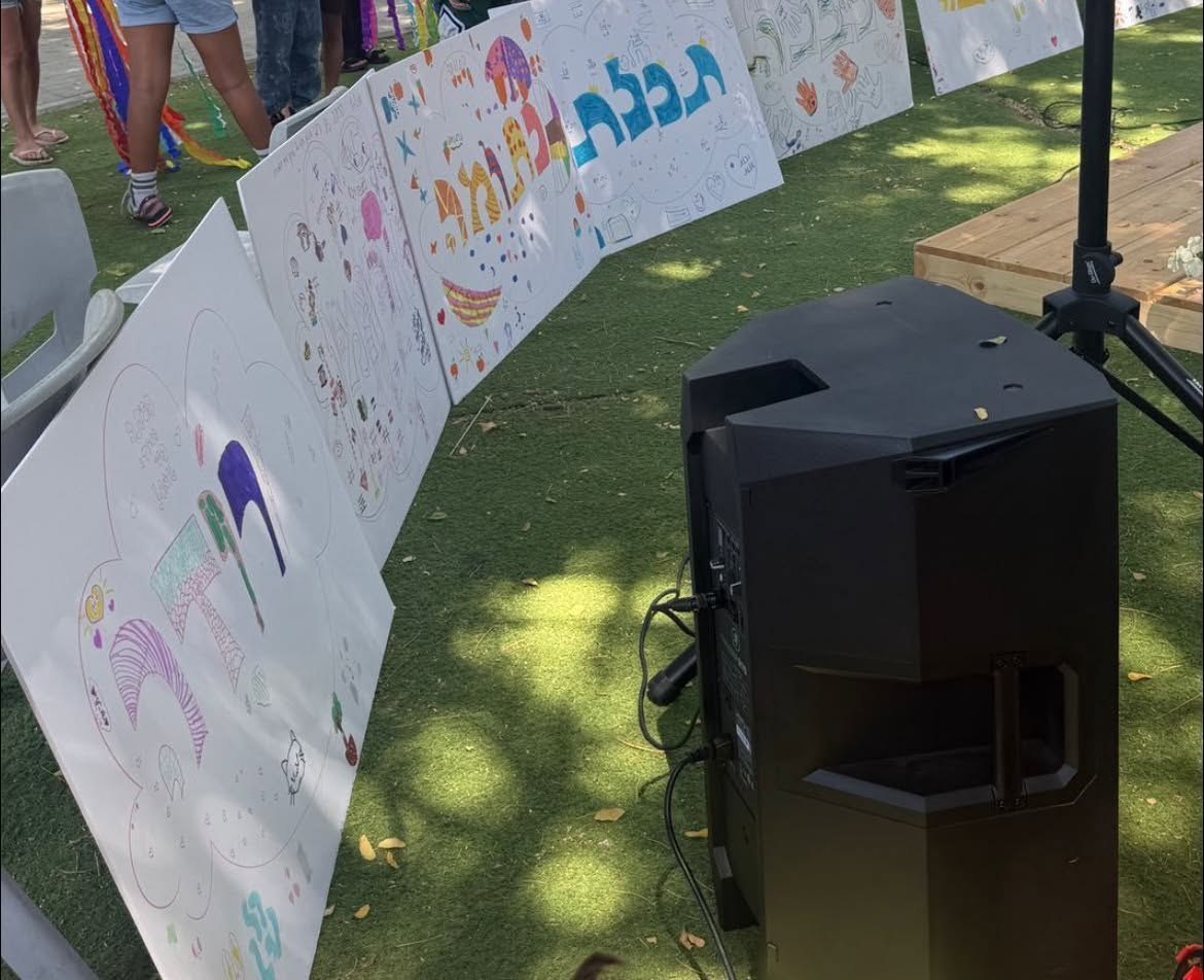 לוחות לבנים מצוירים בכתב ידיים על הדשא